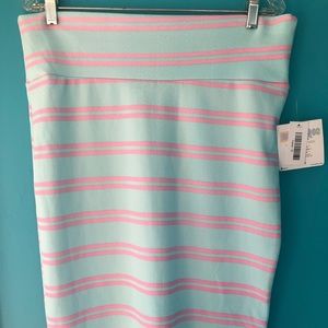 LuLaRoe Cassie. XL. Mint Green W/ Pink Stripes.